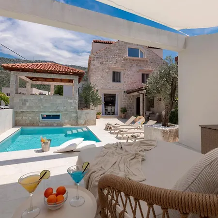 Royal Stone-1min Walk To The Villa *