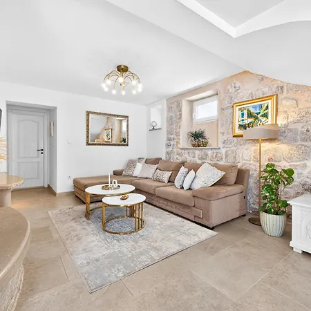 Royal Stone-1min Walk To The Villa